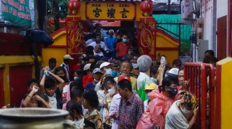 Warga mengantri untuk mendapatkan makanan buka puasa di Vihara Dharma Bakti, Jakarta Barat, Rabu (29/3/2023). [Suara.com/Alfian Winanto]