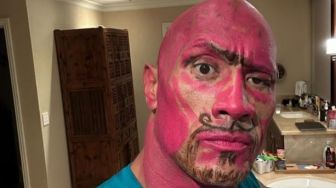 Dwayne Johnson Pasrah saat Wajahnya "Dirias" Kedua Putrinya, Hasilnya Begini