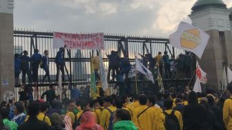 Demo Tolak UU Cipta Kerja di DPR, Massa BEM SI: Kami Minta Puan Maharani Bisa Datang!