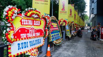 Sejumlah karangan bunga terpajsng di sekitarkantor PSSI di Senayan, Jakarta Pusat, Kamis (30/3/2023). [Suara.com/Alfian Winanto]