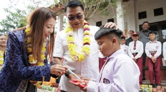 Sakuranesia Bersama Moeldoko Berikan Donasi untuk Sekolah di Cipanas