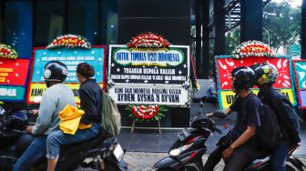Sejumlah karangan bunga terpajsng di sekitarkantor PSSI di Senayan, Jakarta Pusat, Kamis (30/3/2023). [Suara.com/Alfian Winanto]
