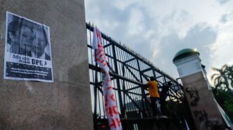 Massa mahasiswa yang tergabung dalam Aliansi BEM SI melakukan unjuk rasa di depan gedung DPR, Senayan, Jakarta, Kamis (30/3/2023). [Suara.com/Alfian Winanto]