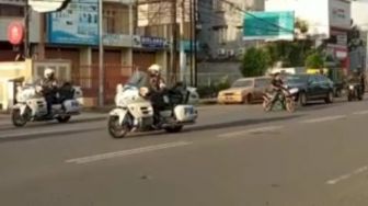 Aksinya Bikin Jantungan! Pemotor Ini Nekat Potong Jalur Mobil Jokowi di Makassar