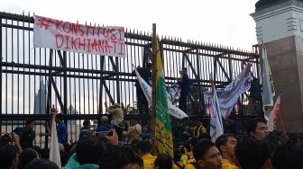 Geruduk Gedung DPR, Massa BEM SI Goyang-goyangkan Pagar dan Tolak UU Ciptaker