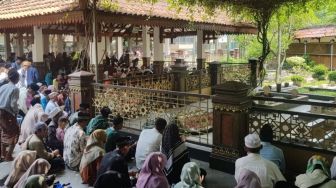 Ngalap Berkah Ziarah Makam Gus Dur Saat Ramadhan, Warga: Beliau Seorang Wali
