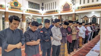Rektor Universitas Teknokrat Indonesia Ikut Salat Tarawih di Masjid 