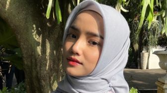 Fuji Sekeluarga Jadi Model Foto Busana Muslim, Tampil Berhijab Bikin Hati Adem