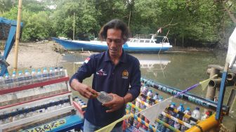 Resah Banyak Sampah, Nelayan Udang Pancing Balikpapan Buat Rakit Botol Plastik