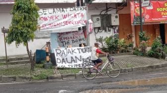 Pasang Spanduk Protes Jalan Rusak di Sukoharjo, Warga: Pajak Tertib, Jalan Rusak Sulit Diperbaiki