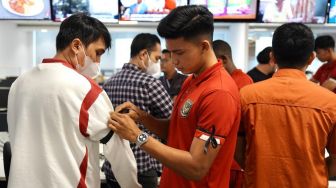 Skuad Timnas Indonesia U-20 Kenakan Pita Hitam: Simbol Matinya Mimpi Tunas Muda