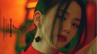 Jisoo BLACKPINK Mekar Bak Bunga di Video Musik Lagu Debut Solo 'Flower'