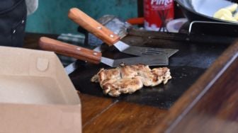 Empuk Juicy! Menyantap Steak Konsep Kaki Lima di Jambi