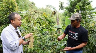 GMP Berikan Bibit dan Alat Pertanian Ke Petani Kopi di Kawasan Gunung Manglayang