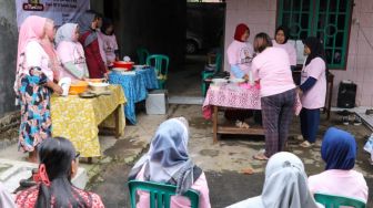 Buka Peluang Usaha bagi Para Perempuan di Cirebon Melalui Pelatihan Memasak dan Menghias Bolu
