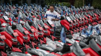 Petugas memeriksa motor dinas baru untuk dibagikan kepada lurah dan kepala desa di Kabupaten Wonogiri, Jawa Tengah, Senin (3/4/2023). [ANTARA FOTO/Mohammad Ayudha].