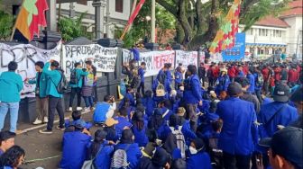 Demo UU Ciptaker di Malang, Mahasiswa juga Serukan Keadilan Korban Tragedi Kanjuruhan