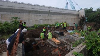 Pekerja membongkar makam di Kateguhan, Sawit, Boyolali, Jawa Tengah, Senin (3/4/2023). [ANTARA FOTO/Aloysius Jarot Nugroho].