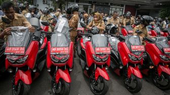 Lurah dan kepala desa memeriksa motor dinas baru yang dibagikan usai acara Serah Terima dan Pembagian Motor Dinas Baru Lurah dan Kades di Kabupaten Wonogiri, Jawa Tengah, Senin (3/4/2023). [ ANTARA FOTO/Mohammad Ayudha].