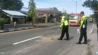 Braakkk! Truk Tronton Hantam 2 Motor di Ceper Klaten, 1 Pemotor Tewas Terlindas