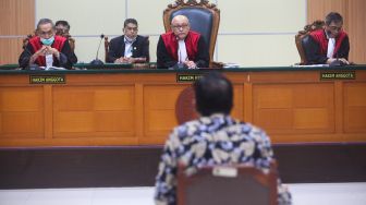 Direktur Lokataru Haris Azhar menjalani sidang di Pengadilan Negeri Jakarta Timur, Senin (3/4/2023). [Suara.com/Alfian Winanto]