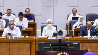 Rapat Kerja dengan Menaker, DPR Apresiasi Terbitnya Permenaker tentang Jaminan Sosial PMI