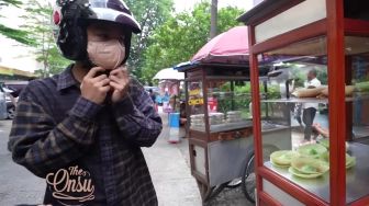 Jadi Momen Berbagi dengan Karyawan, Simak 9 Potret Betrand Peto Borong Takjil di Pasar