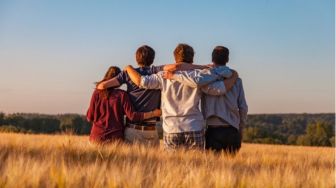4 Zodiak Ini Lebih Nyaman Berada dalam Circle Pertemanan Kecil, Ada Cancer!