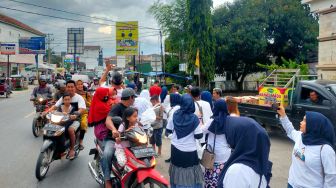 Relawan Sandi Uno Pringsewu Lampung Borong Kuliner UMKM Untuk Dibagikan ke Pengguna Jalan