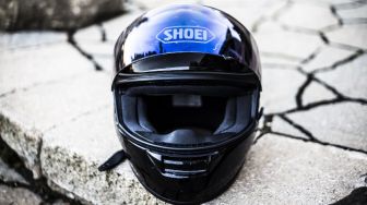 Helm Keren Tapi Bau Apek? Yuk Atasi dengan 5 Cara Ini!