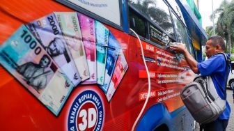 Warga menukarkan uang tunai baru di layanan kas keliling Bank Indonesia di Pasar Tebet Barat Jakarta Selatan, Selasa (4/4/2023). [Suara.com/Alfian Winanto]
