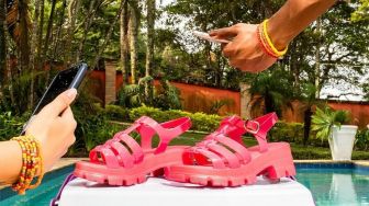 Jelly Shoes Kembali Tren, Bisa Mempercantik Diri Untuk Lebaran Nanti Lho
