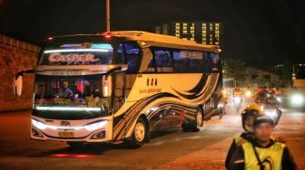 Bonek Kawal Bus Persija Menuju Lokasi Latihan