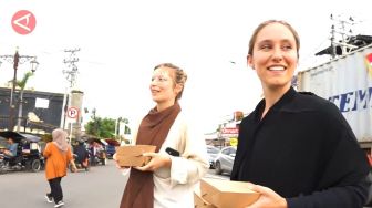 Ketika Wisatawan Mancanegara Bagikan Takjil di Gorontalo