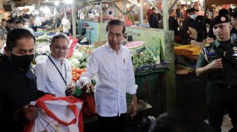 Jokowi Penuhi Janji, Ajak Mendag Zulhas Blusukan ke Pasar