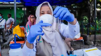 Petugas Balai Besar Pengawas Obat dan Makanan (BBPOM) DKI Jakarta menunjukkan sampel takjil yang telah diuji di Pasar Takjil Benhil, Jakarta Pusat, Rabu (5/4/2023). [Suara.com/Alfian Winanto]