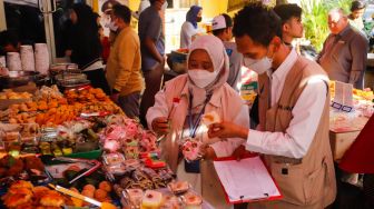 Petugas Balai Besar Pengawas Obat dan Makanan (BBPOM) DKI Jakarta menguji sampel takjil di Pasar Takjil Benhil, Jakarta Pusat, Rabu (5/4/2023). [Suara.com/Alfian Winanto]