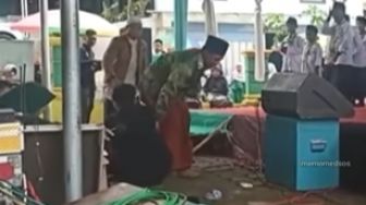 Video Momen 2 Pria Tersetrum hingga Terpental Saat Pegang Mic