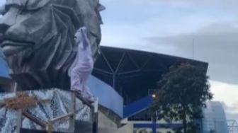 Miskin Empati! Kali Ini Viral Pria Cosplay Pocong Joget di Atas Monumen Tragedi Kanjuruhan