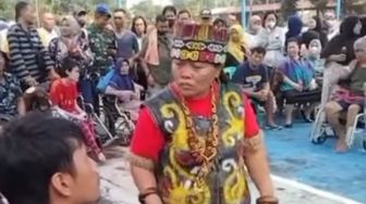 Berbagai Makna dari Baju Adat Dayak yang Selalu Dikenakan Ibu Ida