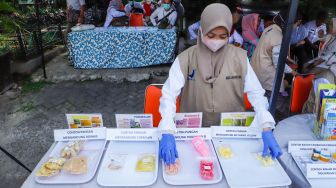 Petugas Balai Besar Pengawas Obat dan Makanan (BBPOM) DKI Jakarta menguji sampel takjil di Pasar Takjil Benhil, Jakarta Pusat, Rabu (5/4/2023). [Suara.com/Alfian Winanto]