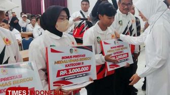 Ratusan Atlet Porprov Banyuwangi Terima THR Bonus Prestasi