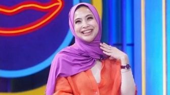 Cantik Manglingi, Intip 10 Potret Feni Rose Tampil Berhijab saat Jadi Host Rumpi