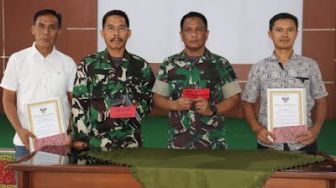 2 Warga Lampung Utara Serahkan Senjata Api Ilegal ke TNI