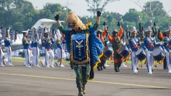 Atraksi drum band aat gladi HUT ke-77 TNI AU di Lanud Halim Perdanakusuma, Jakarta, Kamis (6/4/2023). [Suara.com/Alfian Winanto]