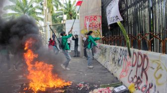 Massa mahasiswa melakukan aksi unjuk rasa di depan gedung DPR, Senayan, Jakarta, Kamis (6/4/2023). [Suara.com/Alfian Winanto]