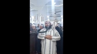 Viral Imam Salat Tarawih di Masjid Aljazair 'Dipanjat' Kucing, Bulunya Najis Gak Ya?