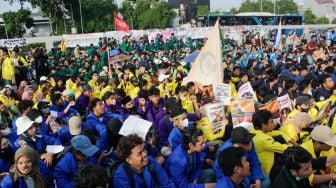 Massa mahasiswa melakukan aksi unjuk rasa di depan gedung DPR, Senayan, Jakarta, Kamis (6/4/2023). [Suara.com/Alfian Winanto]