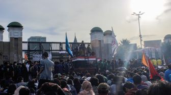 Massa mahasiswa melakukan aksi unjuk rasa di depan gedung DPR, Senayan, Jakarta, Kamis (6/4/2023). [Suara.com/Alfian Winanto]