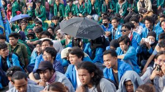 Massa mahasiswa melakukan aksi unjuk rasa di depan gedung DPR, Senayan, Jakarta, Kamis (6/4/2023). [Suara.com/Alfian Winanto]